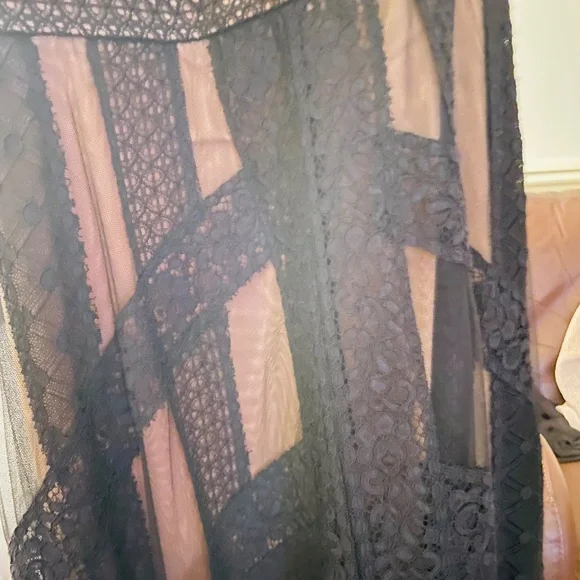 Elegant Black Lace Evening Dress - Picture 10 of 14